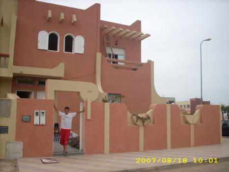 moi a la porte de la villa a sidi bouzid